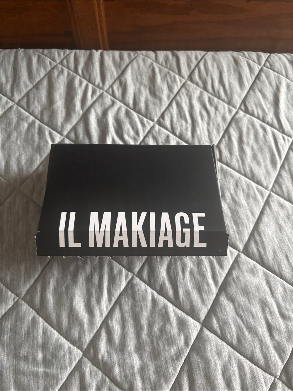 IL MAKIAGE Black & White Cosmetic Presentation Box and skincare